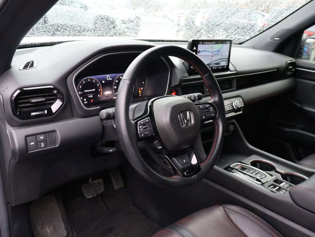 Certified 2025 Honda Pilot Black Edition image 17