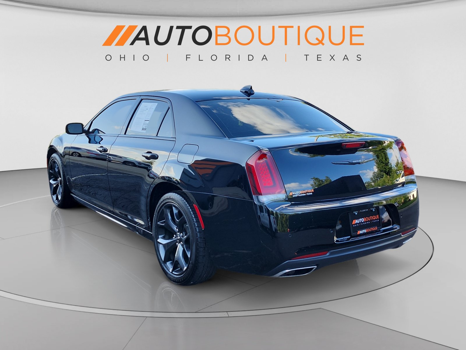 Used 2023 Chrysler 300 Touring L w/ Safetytec Plus Group RWD image 3