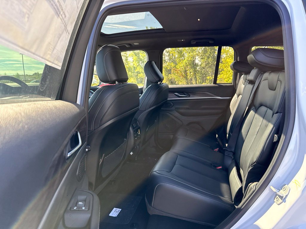 New 2027 Jeep Grand Cherokee Limited AWD/4WD image 23