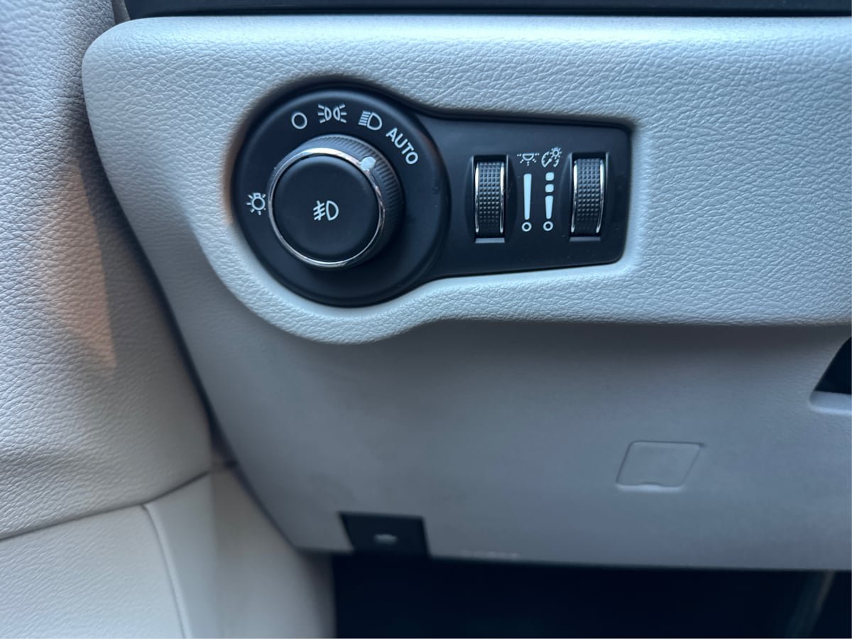 Used 2018 Chrysler Pacifica Touring-L Plus FWD image 37