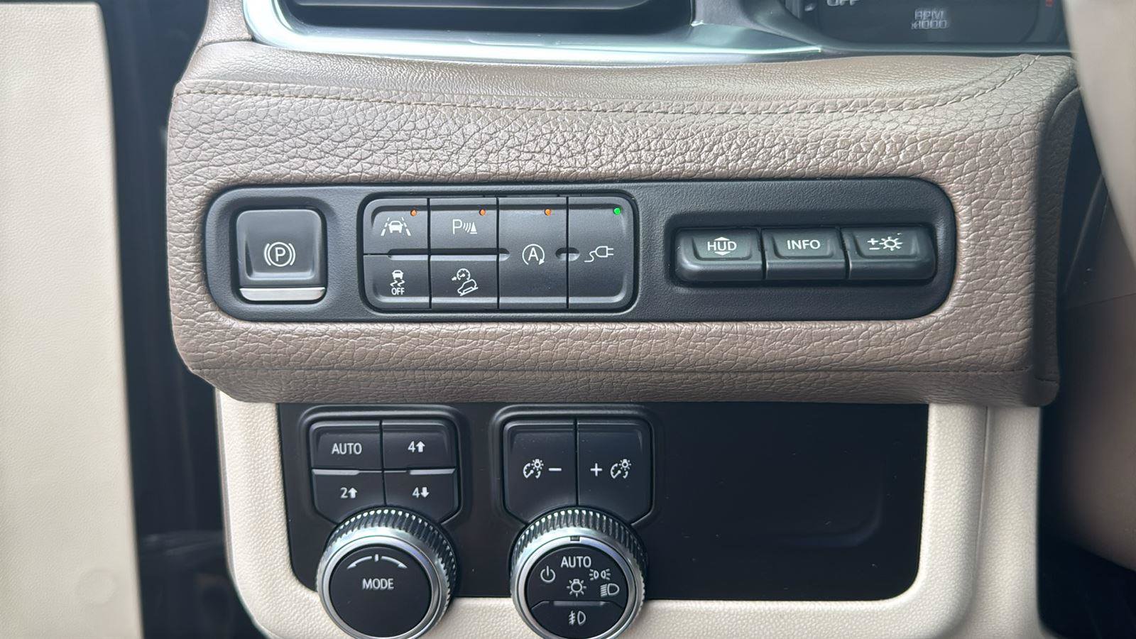 Used 2021 GMC Yukon XL Denali AWD/4WD image 14