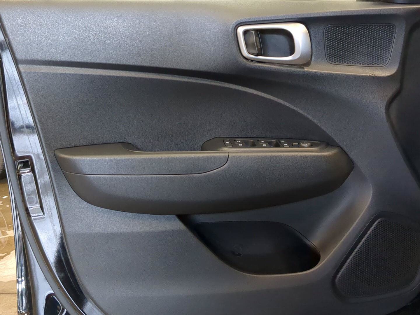 Used 2021 Hyundai Venue SE FWD image 19
