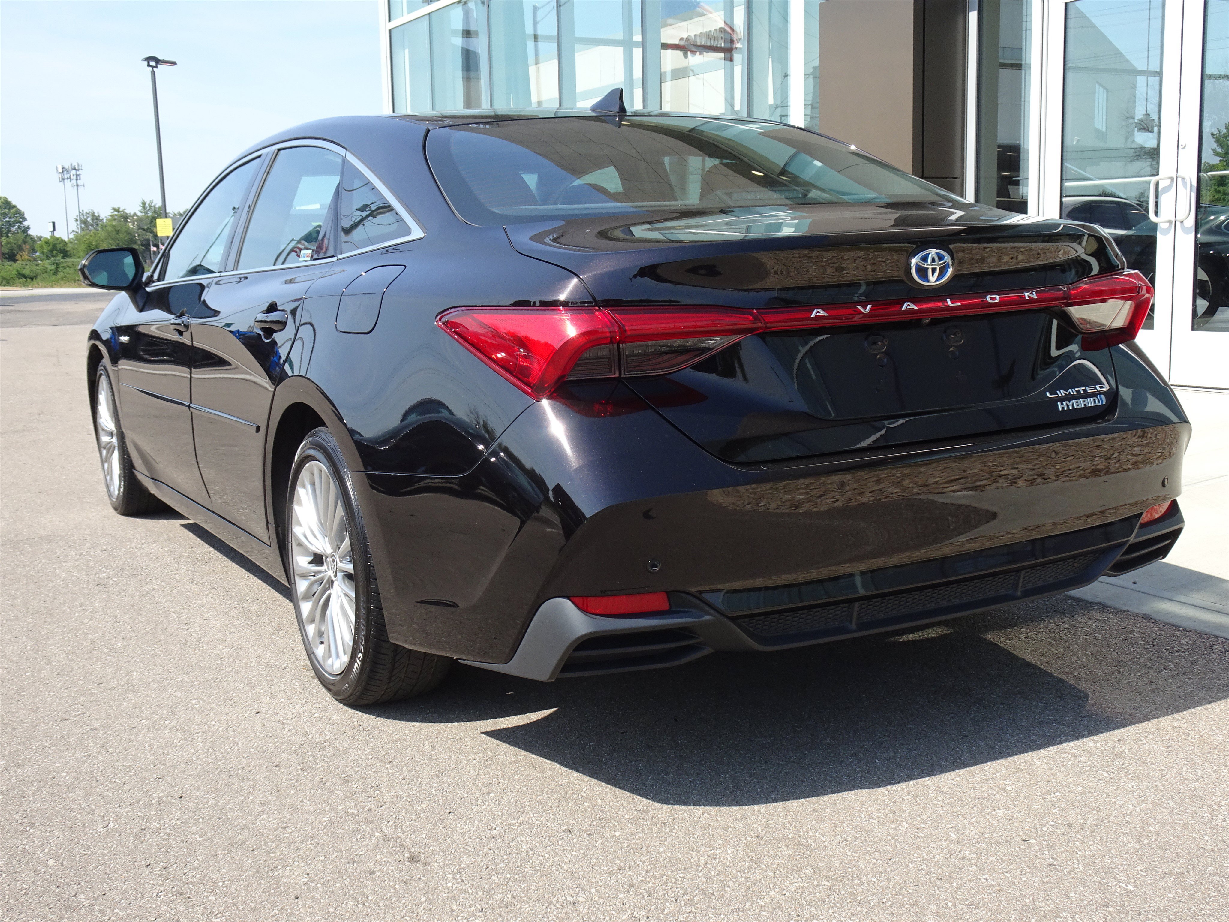 Used 2020 Toyota Avalon Limited w/ Advanced Safety Package FWD image 3
