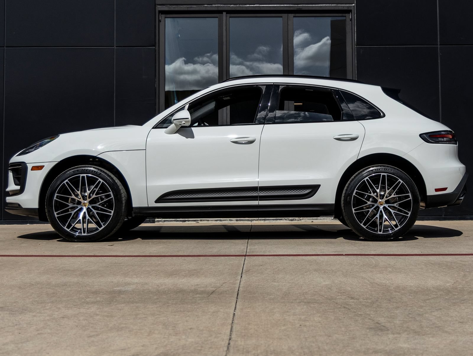 Certified 2026 Porsche Macan AWD/4WD image 2
