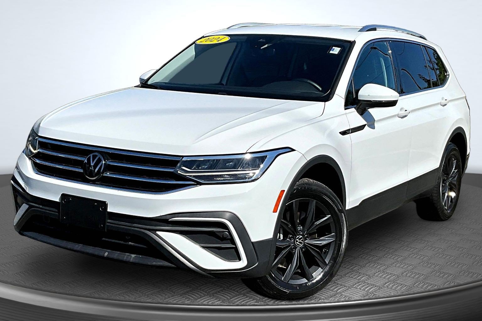 Used 2024 Volkswagen Tiguan SE