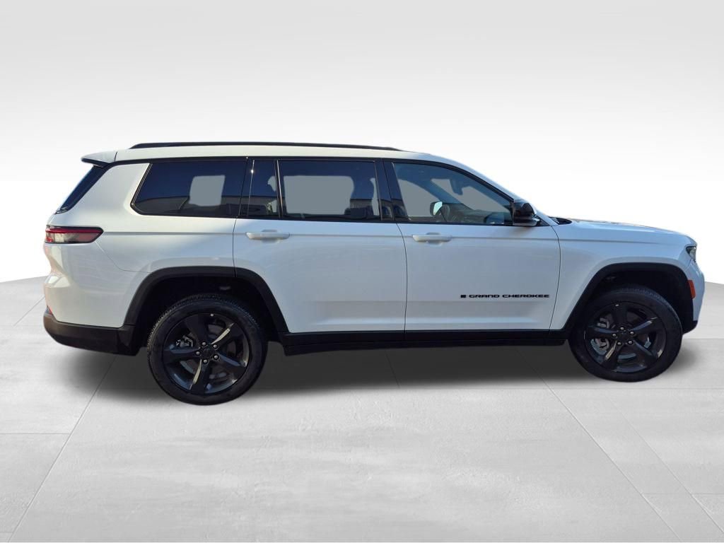Used 2025 Jeep Grand Cherokee L Altitude image 10