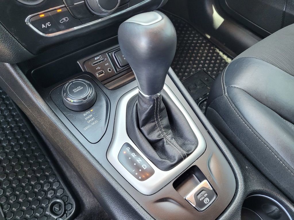 Used 2018 Jeep Cherokee Latitude Plus w/ Cold Weather Group AWD/4WD image 19