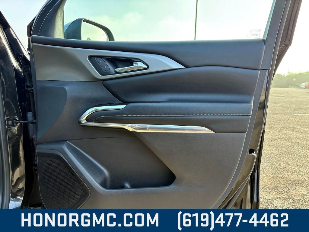 Used 2024 Chevrolet Traverse LT image 24