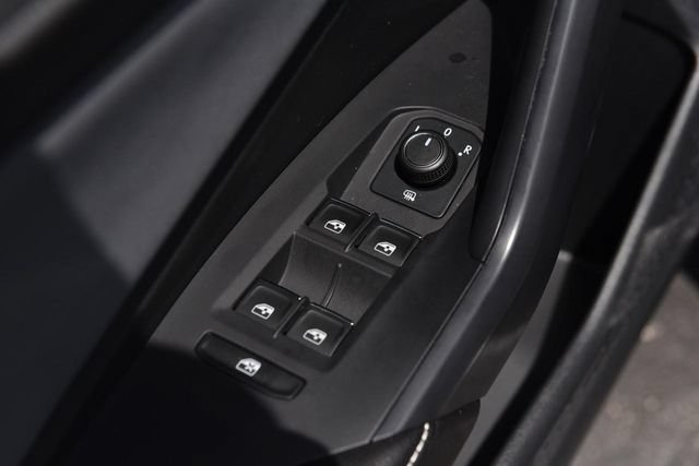 Certified 2025 Volkswagen Jetta SE w/ Sunroof Package FWD image 8