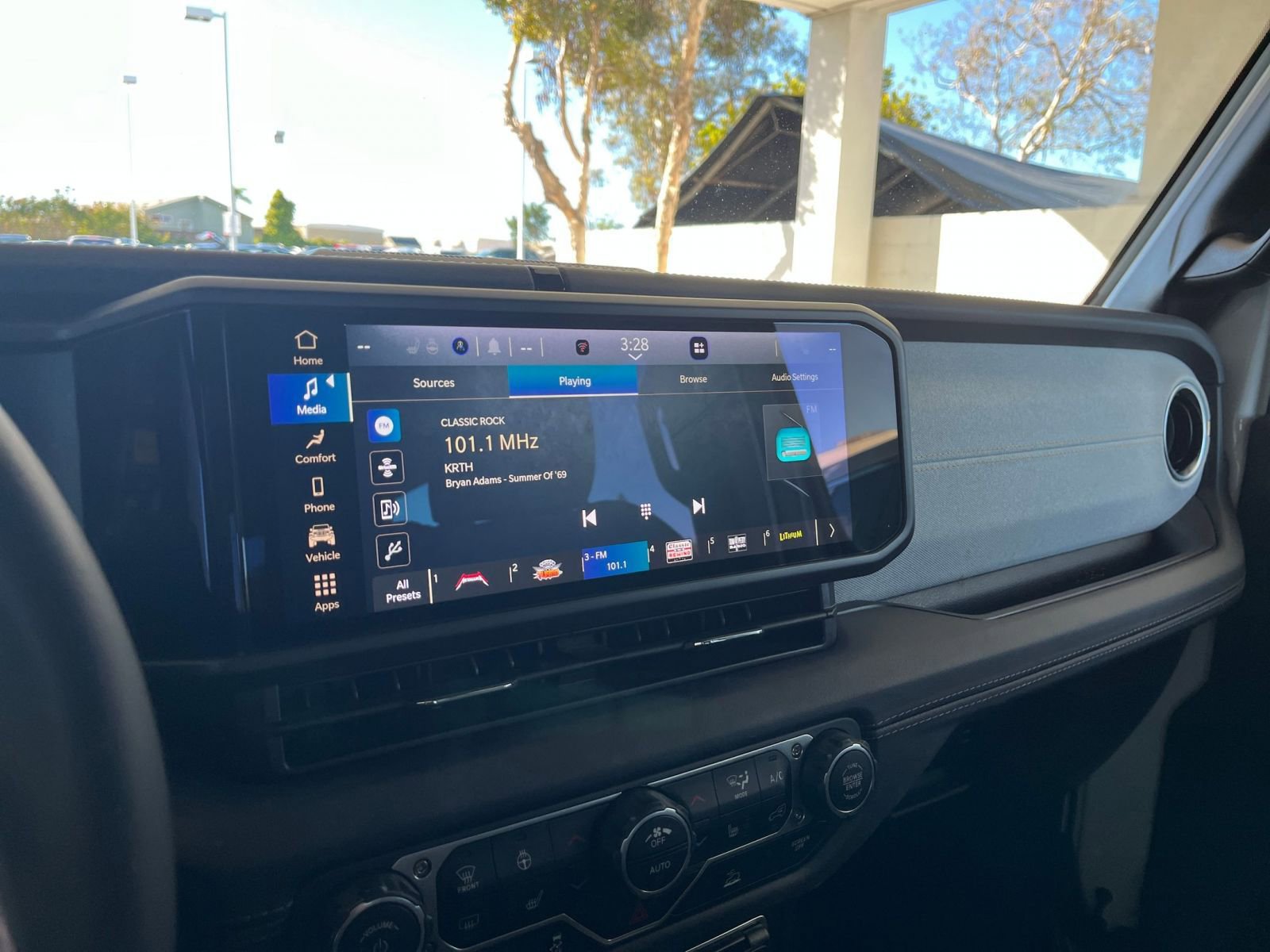 Used 2025 Jeep Wrangler Sahara image 18