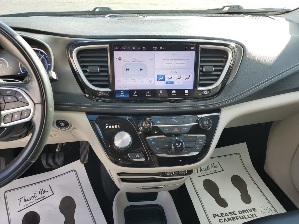 Used 2022 Chrysler Pacifica Touring-L image 17