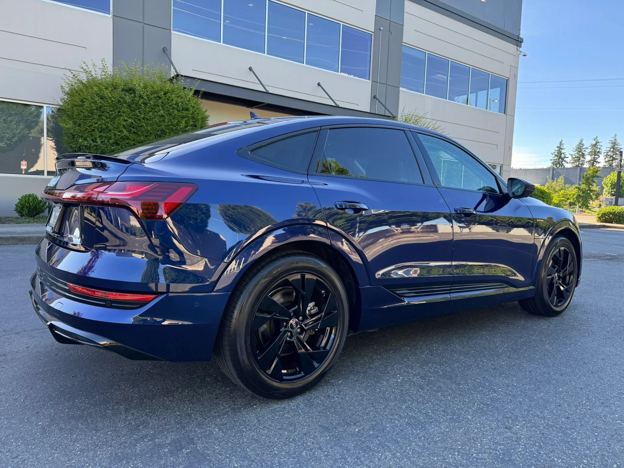 Used 2022 Audi e-tron Premium w/ Convenience Plus Package AWD/4WD image 11
