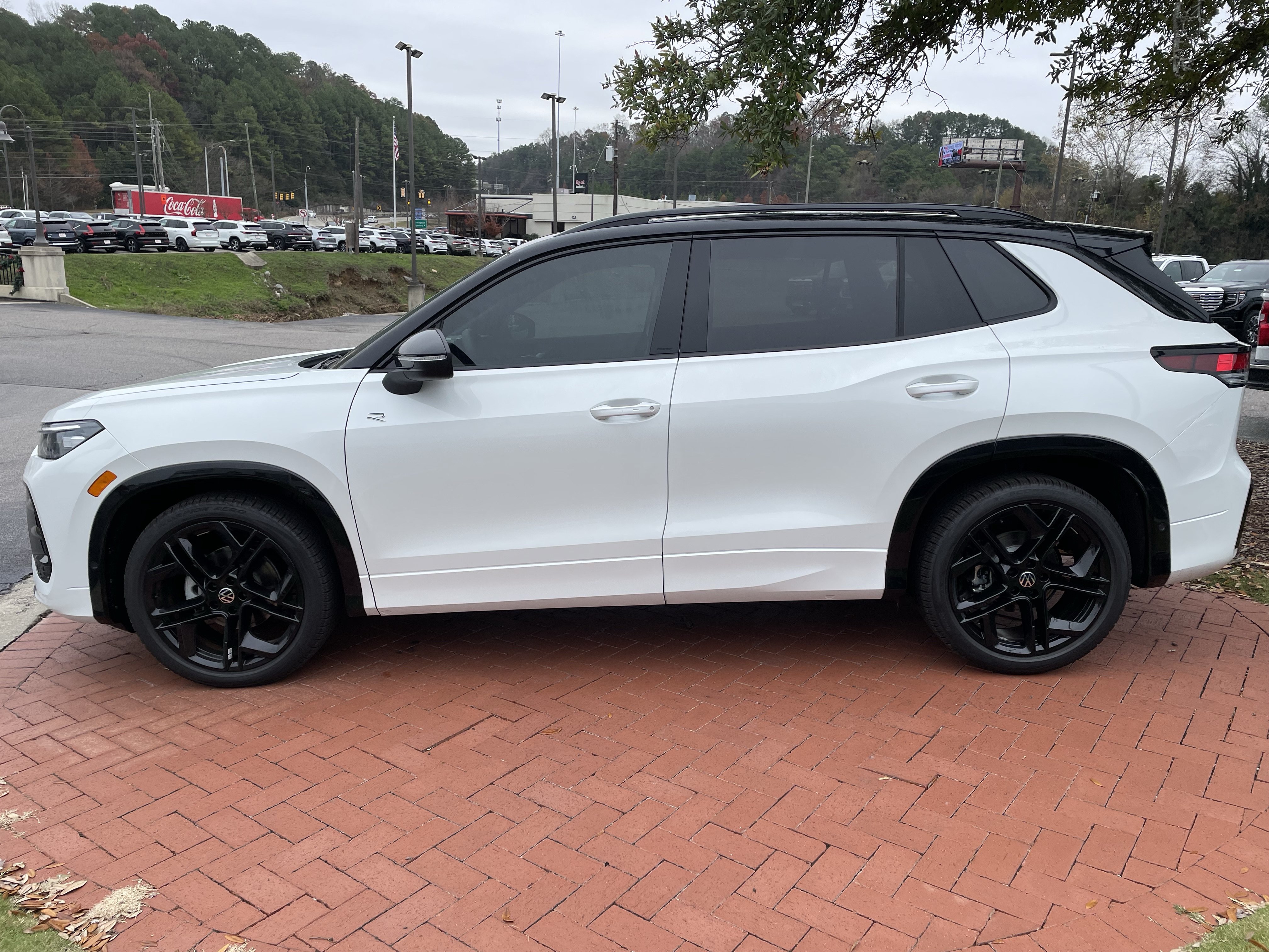New 2026 Volkswagen Tiguan SE R-Line FWD image 7