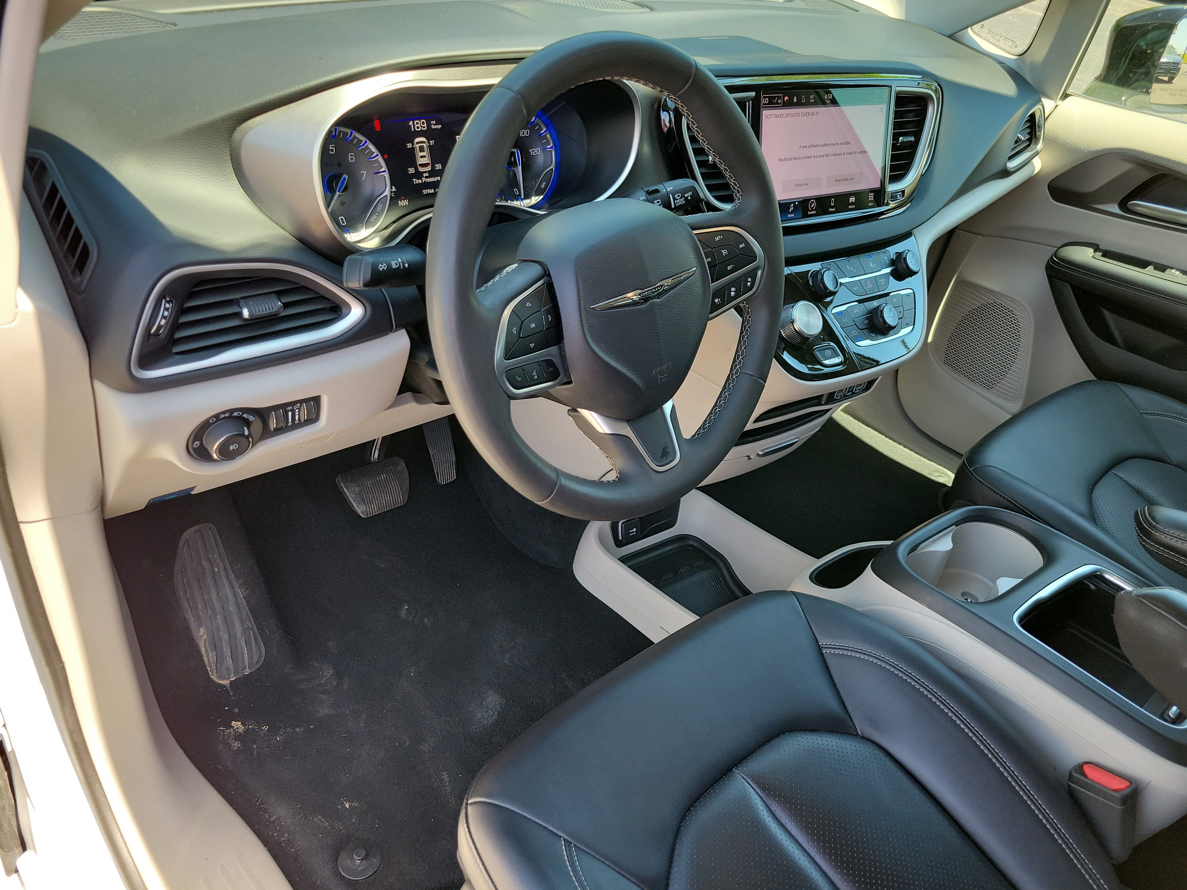 Used 2024 Chrysler Pacifica Touring-L FWD image 3