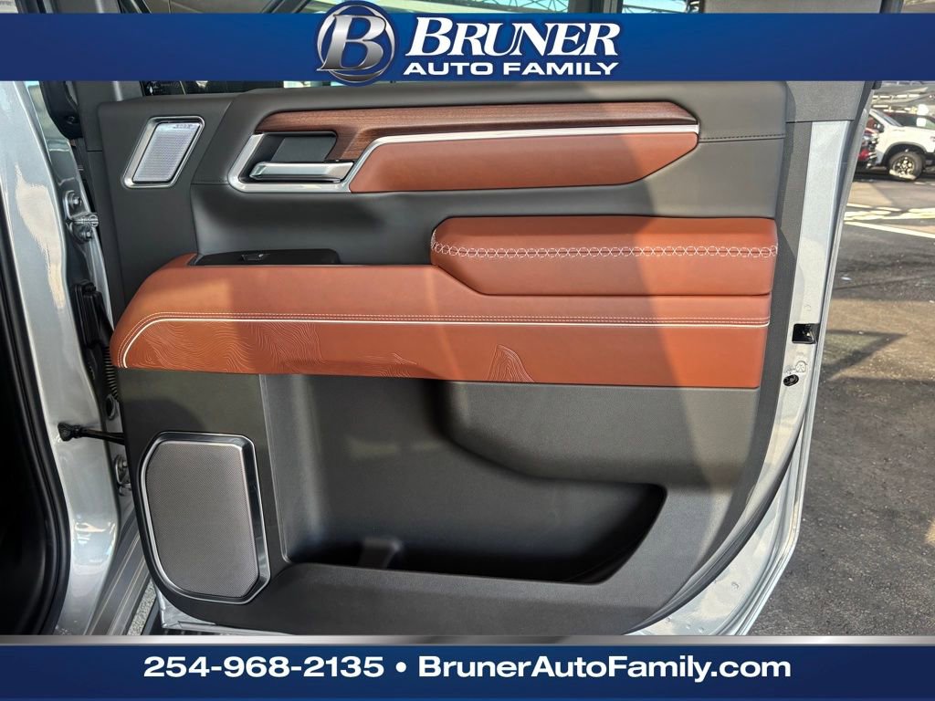 New 2026 GMC Sierra 2500 Denali Ultimate w/ LPO, Black Badging Package image 17