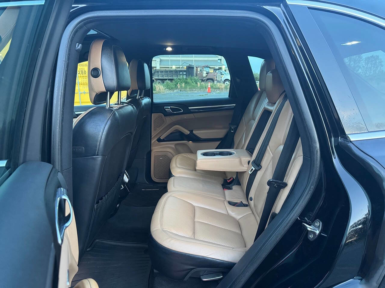 Used 2018 Porsche Cayenne w/ Premium Package AWD/4WD image 21