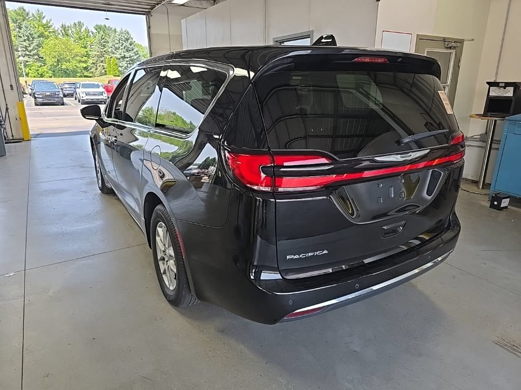 Used 2024 Chrysler Pacifica Touring-L FWD image 3