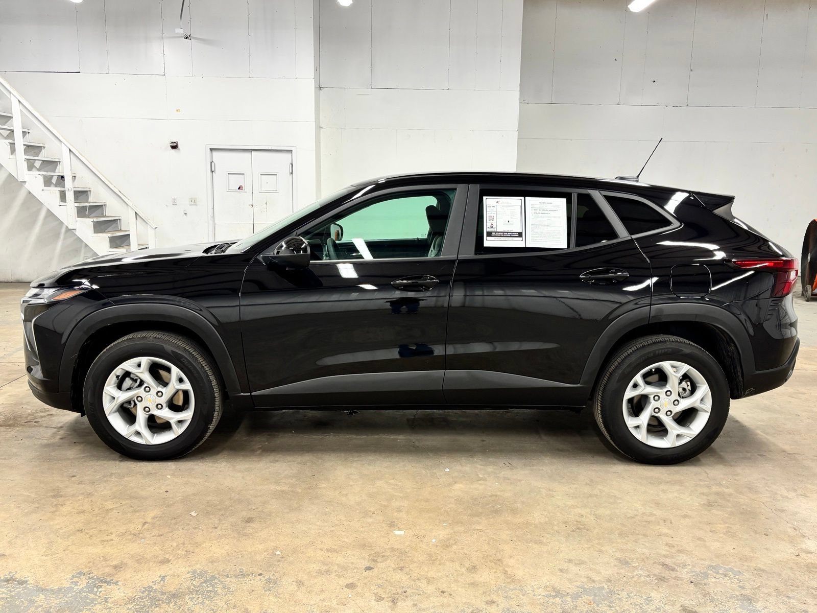 Used 2025 Chevrolet Trax LS w/ LS Convenience Package FWD image 4
