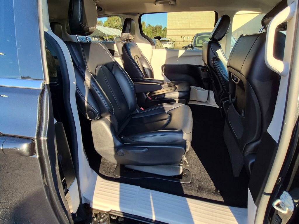 Used 2023 Chrysler Pacifica Touring-L image 27