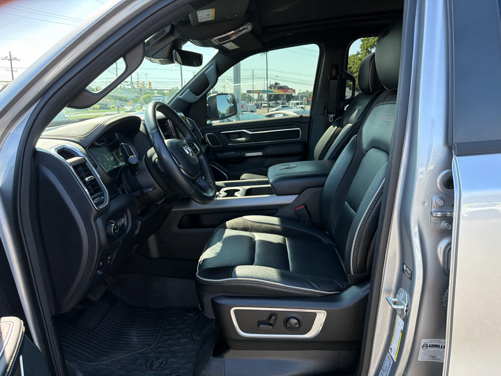 Used 2023 RAM 1500 Laramie AWD/4WD image 7
