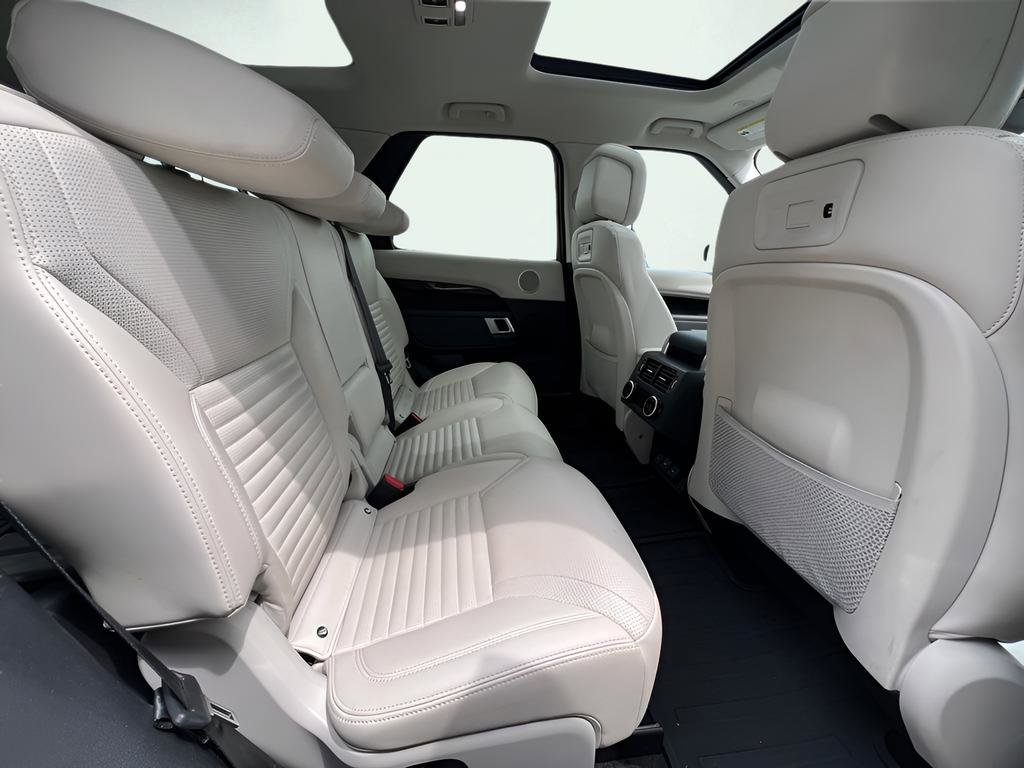 Used 2024 Land Rover Discovery S image 18