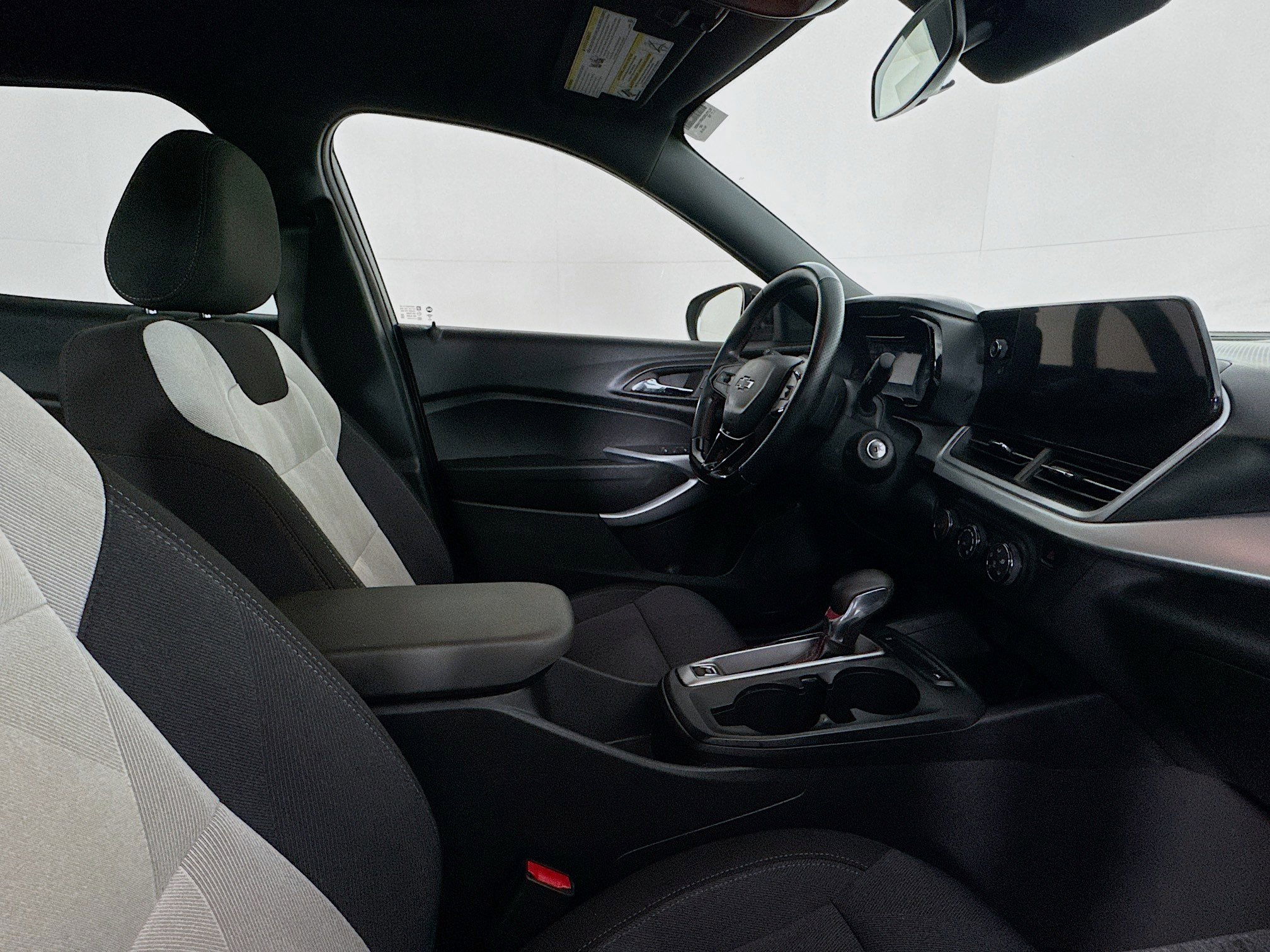 Used 2024 Chevrolet Trax RS w/ Sunroof Package FWD image 27