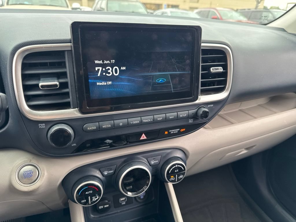 Certified 2021 Hyundai Venue FWD image 9