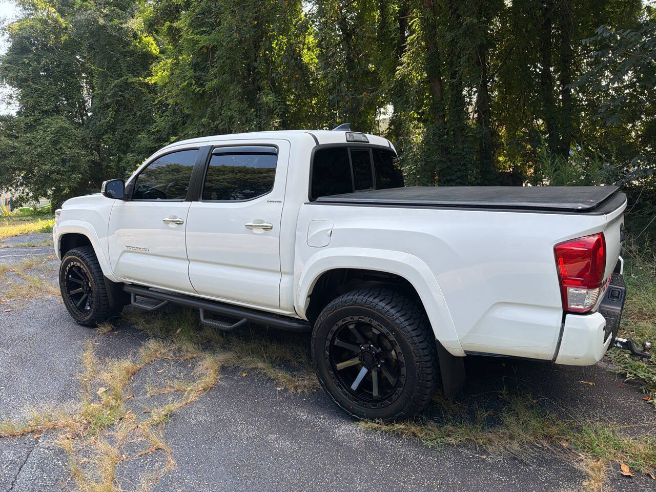 Used 2016 Toyota Tacoma Limited w/ Towing Package AWD/4WD image 4