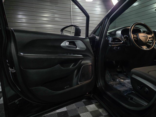 Used 2020 Chrysler Pacifica Touring w/ S Appearance Package image 33