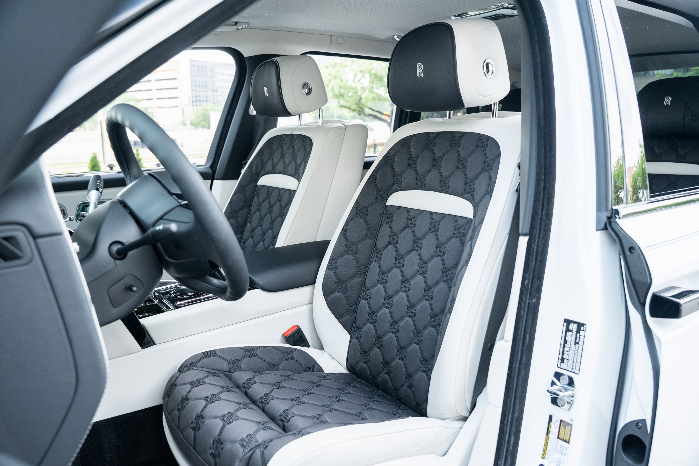 Used 2025 Rolls-Royce Cullinan Black Badge image 22