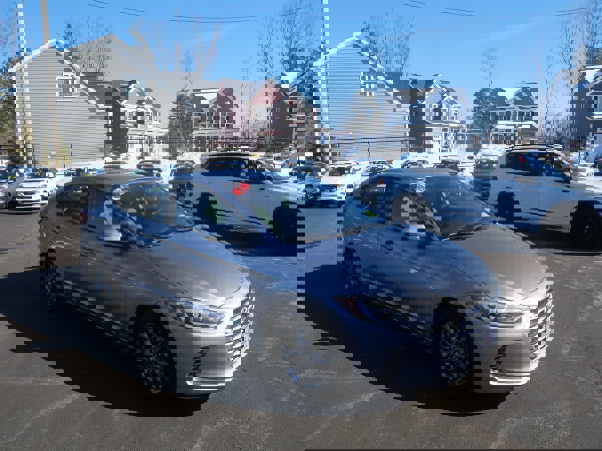 Used 2017 Hyundai Elantra SE image 2