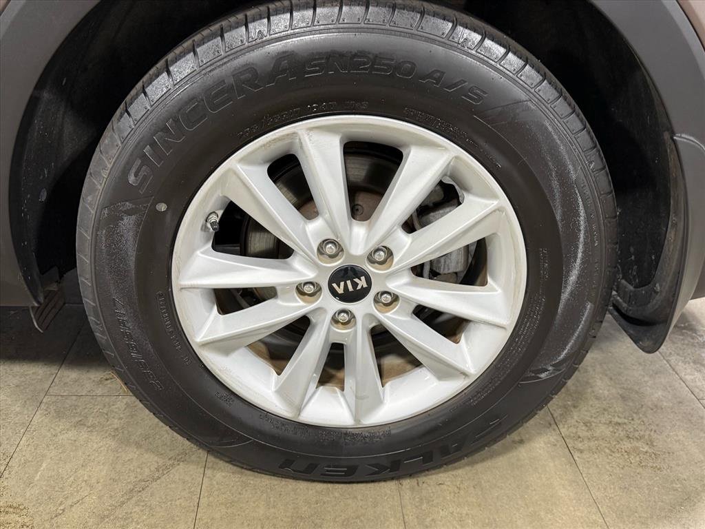 Used 2020 Kia Sorento LX image 17