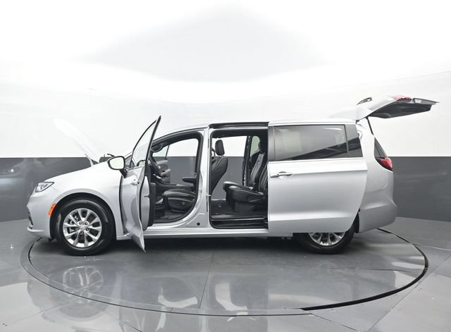 Used 2026 Chrysler Pacifica Limited FWD image 34