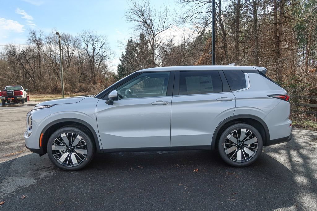 New 2026 Mitsubishi Outlander SE AWD/4WD image 2