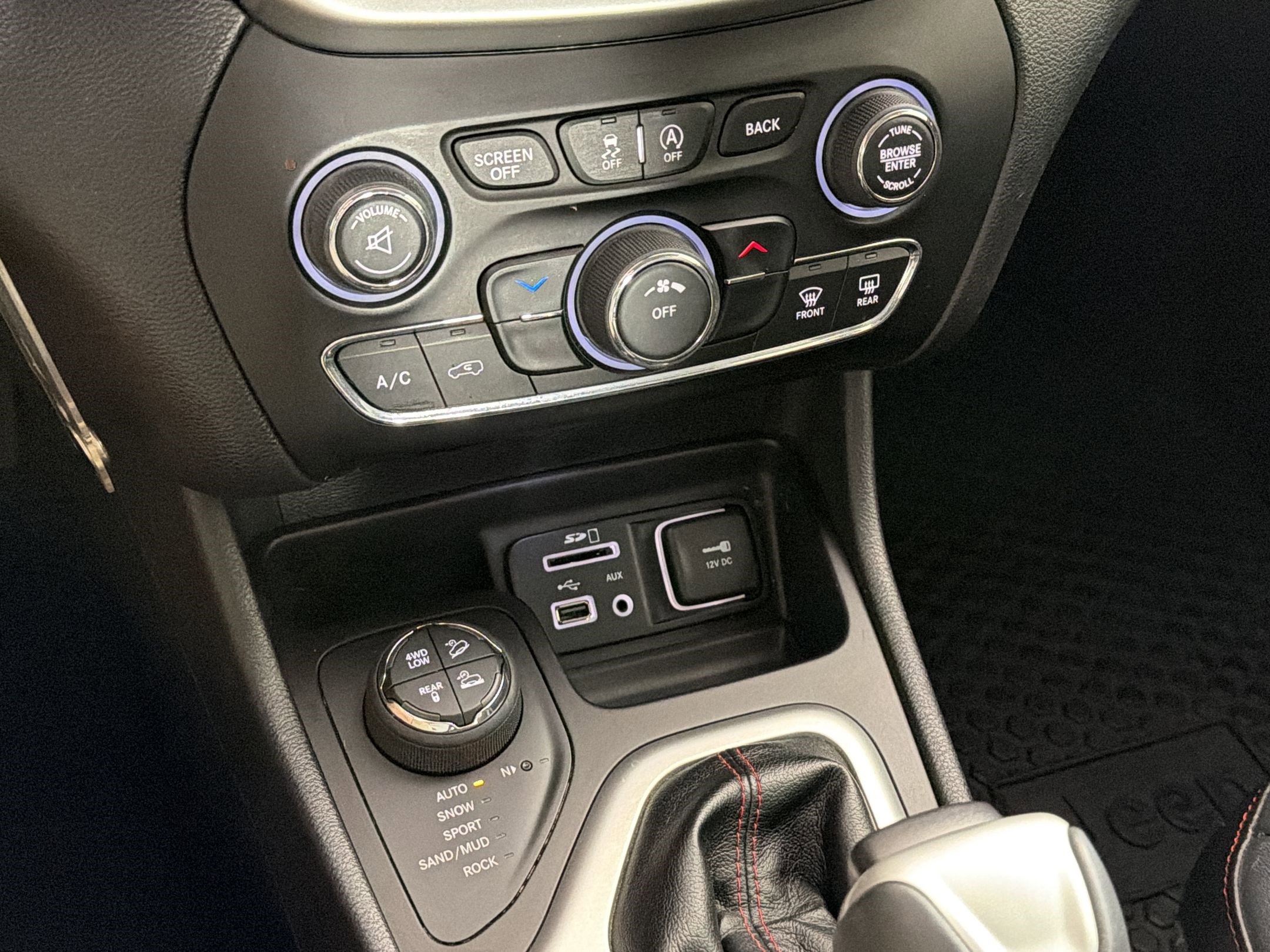 Used 2016 Jeep Cherokee Trailhawk w/ Cold Weather Group image 18