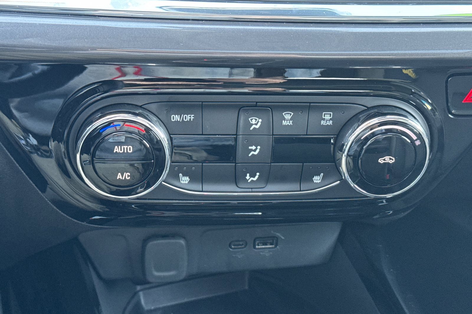 Used 2025 Chevrolet Trax ACTIV w/ Sunroof Package image 28