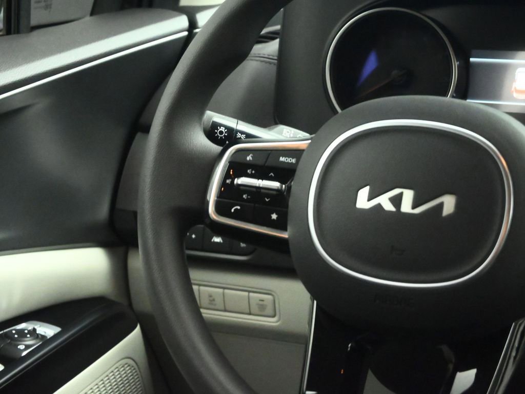 Used 2024 Kia Carnival LX image 41