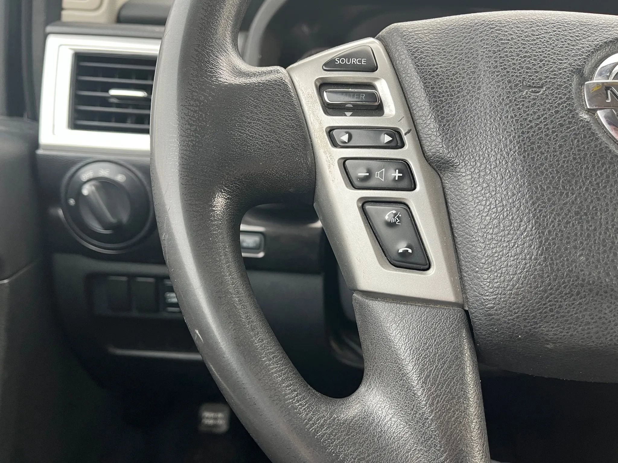 Used 2017 Nissan Titan SV image 22