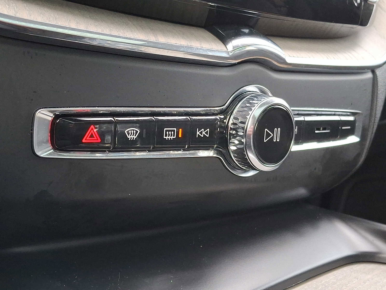 Used 2022 Volvo XC60 B5 Inscription image 11