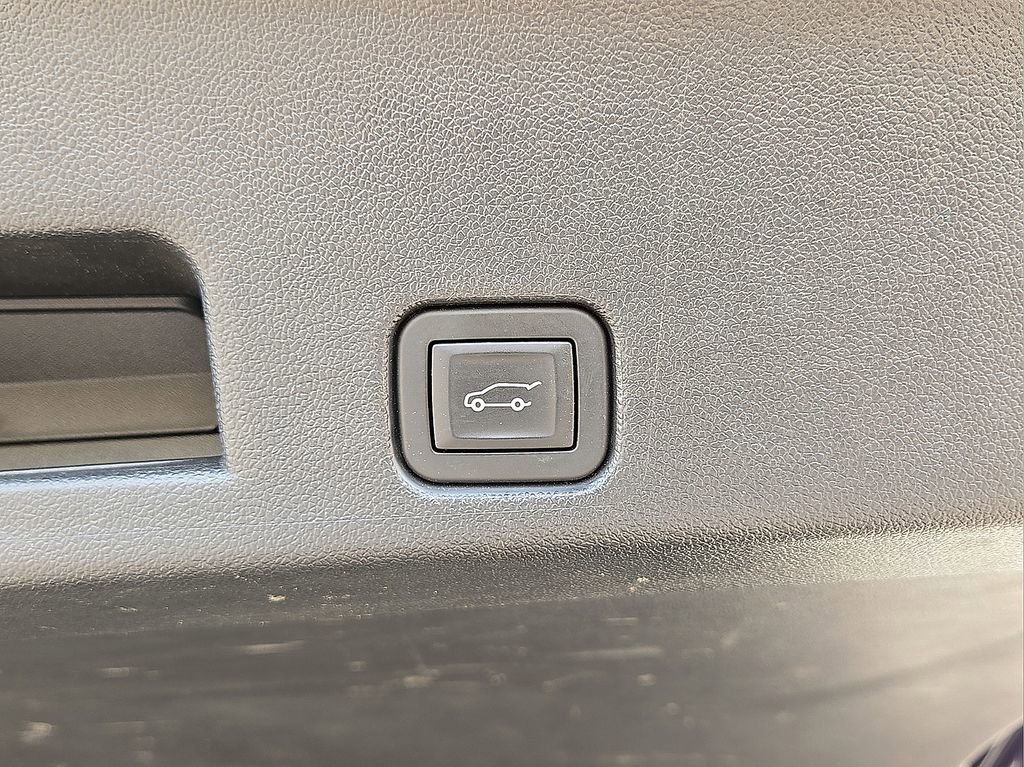 Used 2025 Chevrolet Traverse LT image 14