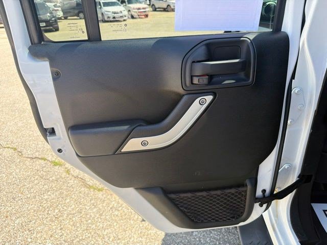 Used 2017 Jeep Wrangler Unlimited Sahara w/ Connectivity Group AWD/4WD image 13