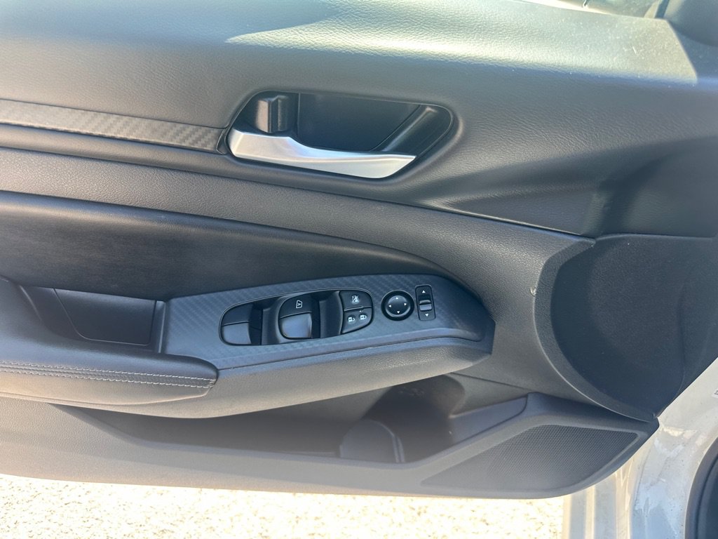 Used 2025 Nissan Altima 2.5 SV FWD image 12