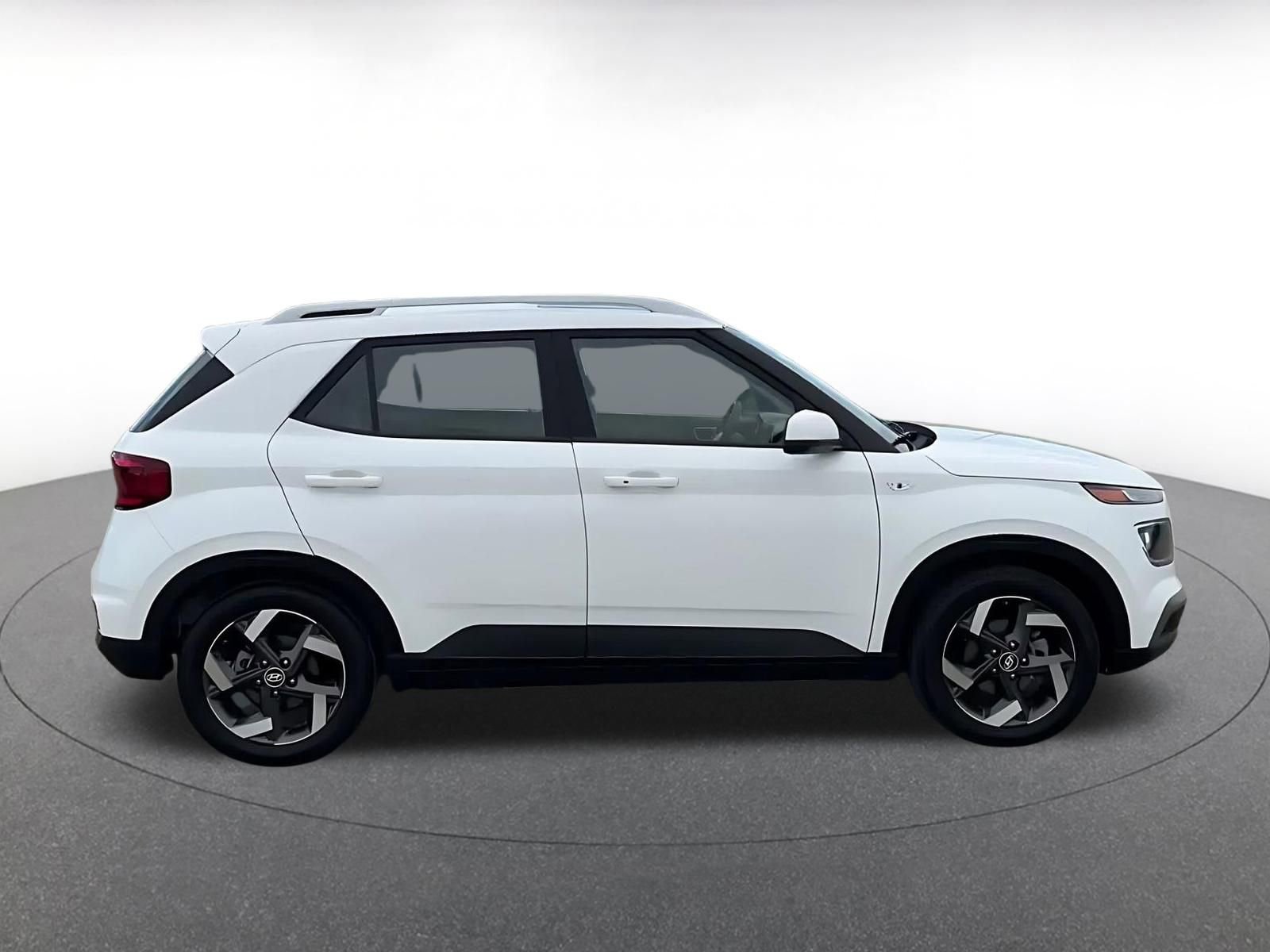 Used 2025 Hyundai Venue SEL image 16