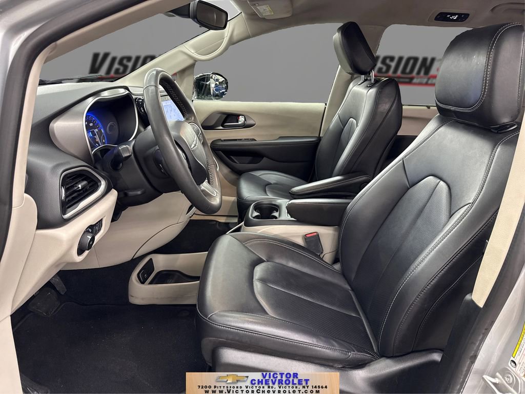 Used 2024 Chrysler Pacifica Touring-L image 9