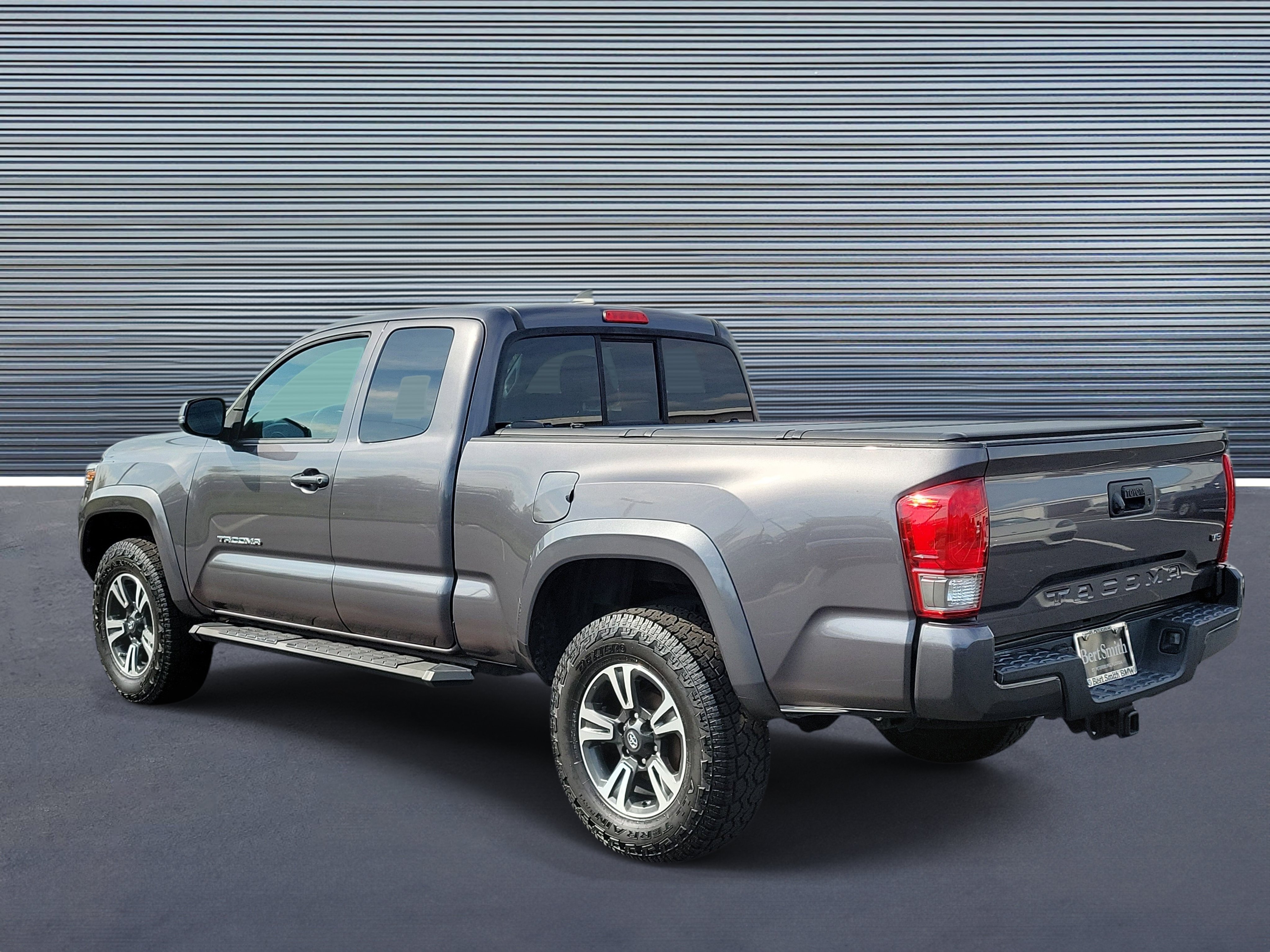 Used 2017 Toyota Tacoma TRD Sport w/ Tow Package RWD image 4