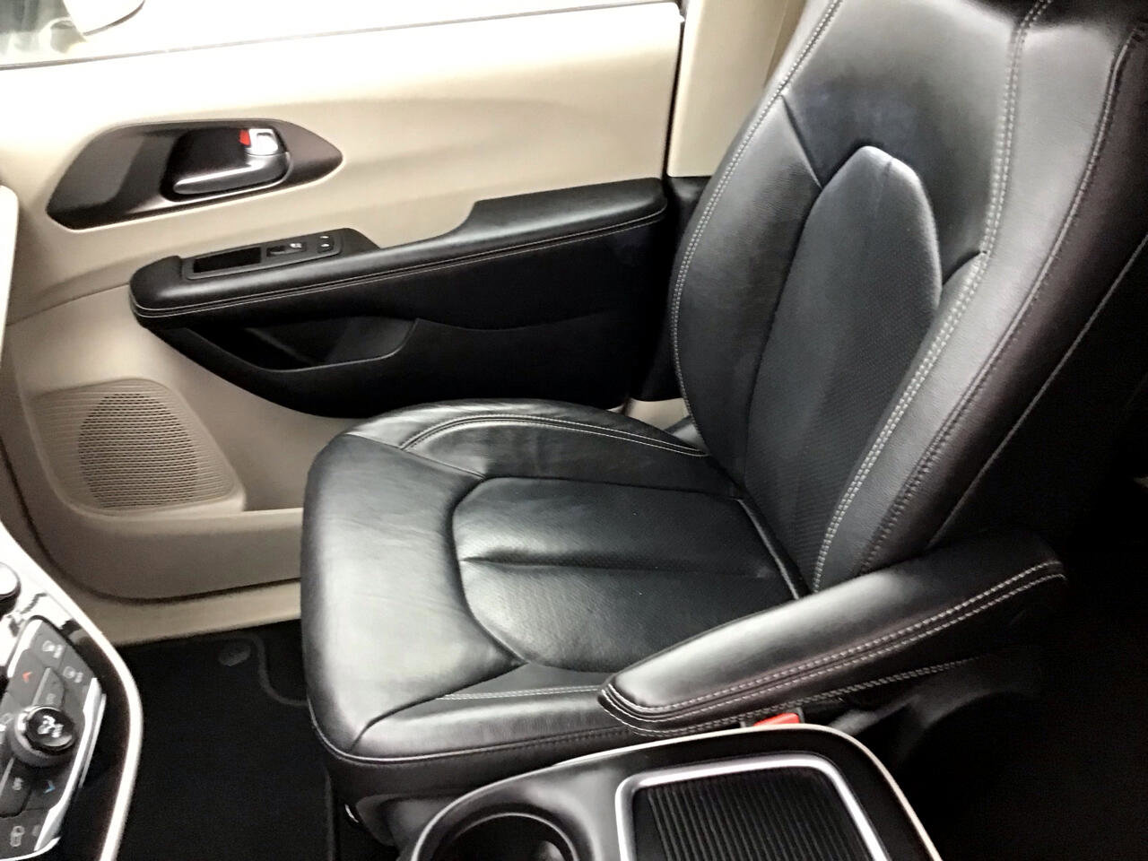 Used 2022 Chrysler Pacifica Touring-L image 18