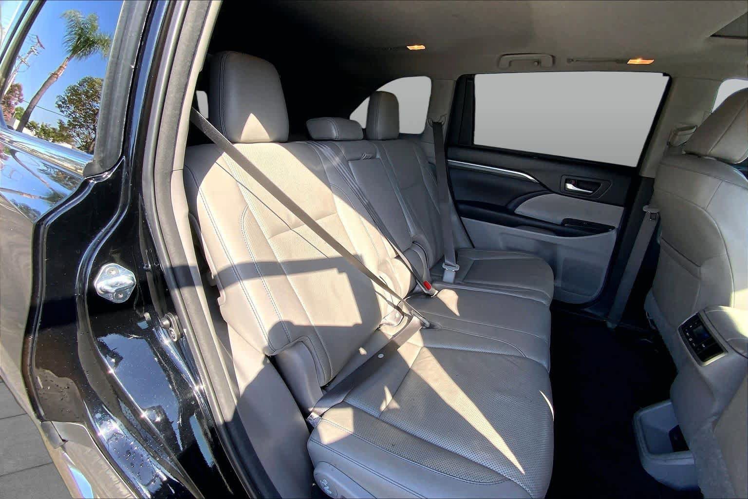 Used 2018 Toyota Highlander Limited FWD image 18