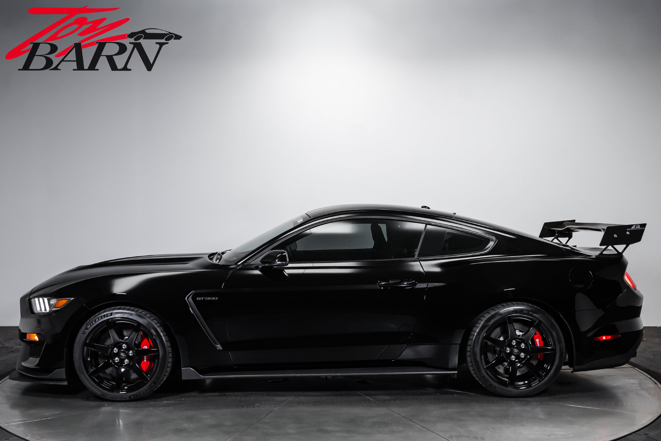Used 2019 Ford Mustang Shelby GT350R w/ GT350R Equipment Group 920A RWD image 2