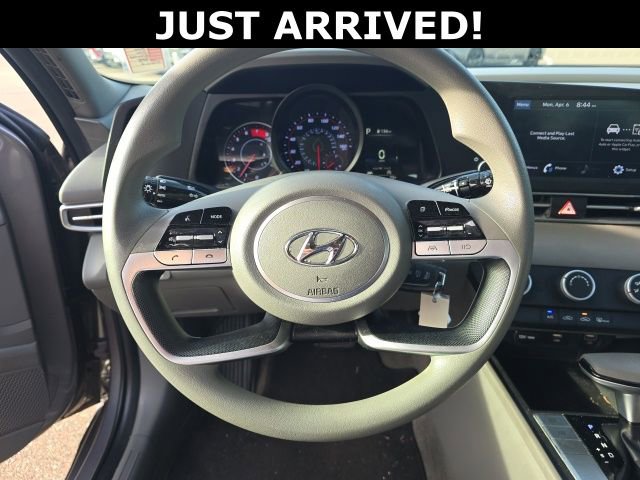 Certified 2022 Hyundai Elantra SE image 9