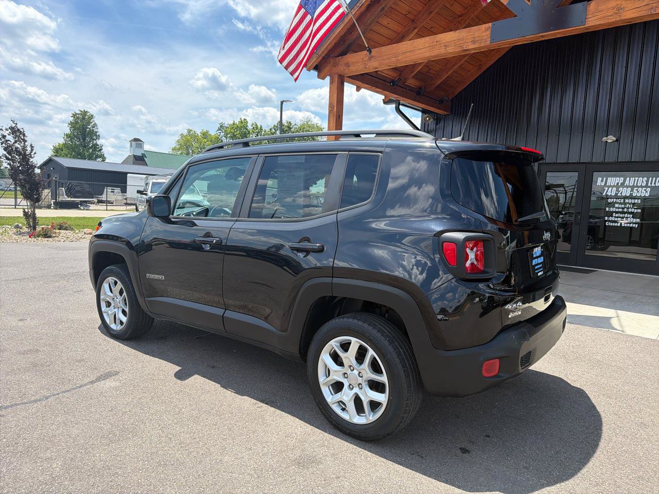 Used 2018 Jeep Renegade Latitude w/ Safety & Security Group AWD/4WD image 6